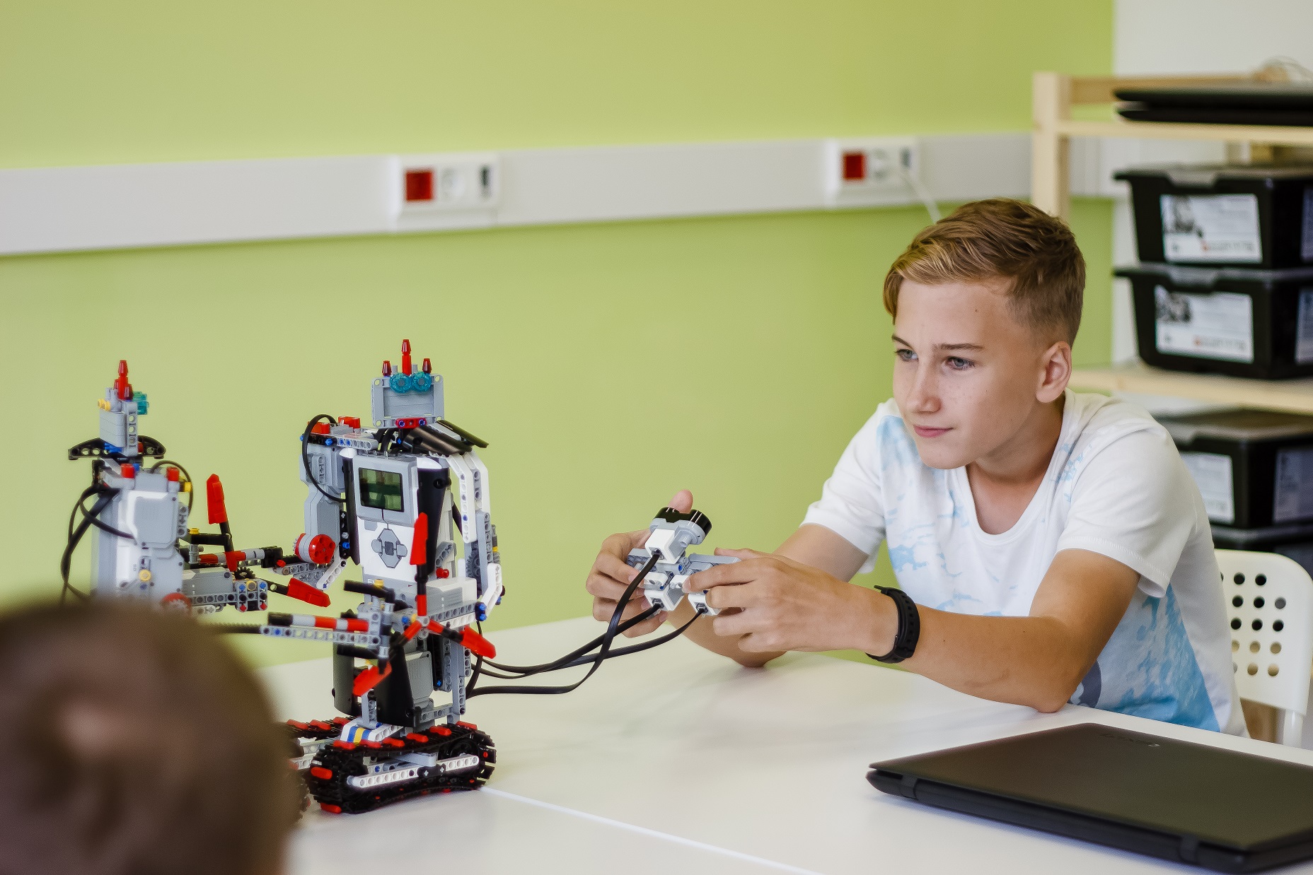 В кружке робототехники занимаются ученики. Робототехника для детей. Робототехника в школе. Занятия по робототехнике. Кружок робототехники.
