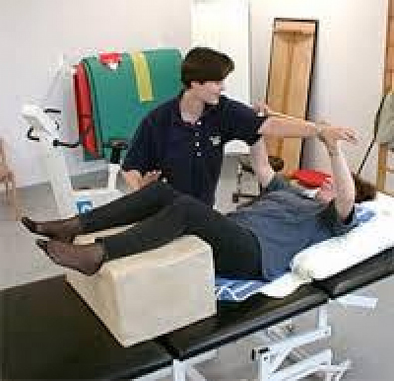 Инсульт паралич левой. Упражнения для реабилитации парализованных. Занятия для реабилитации после инсульта. Лечебная гимнастика при парезах и параличах. Упражнения для постинсультной реабилитации.
