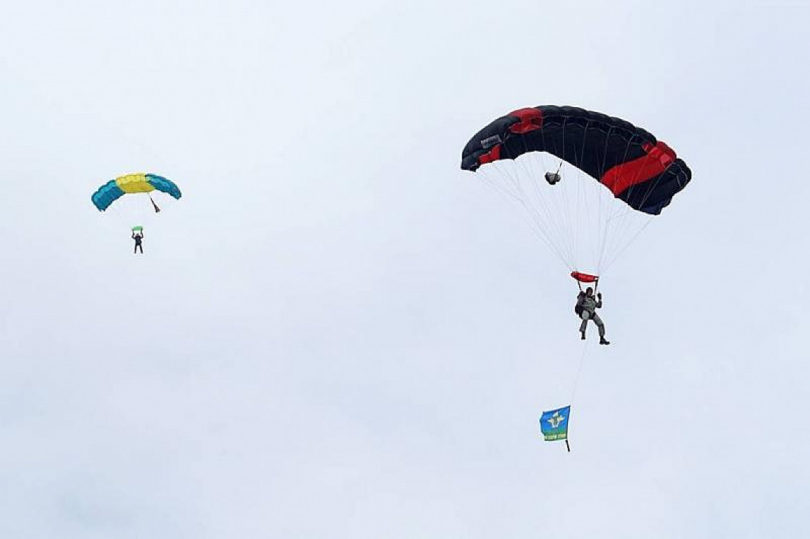 Самолет Байкал с парашютом