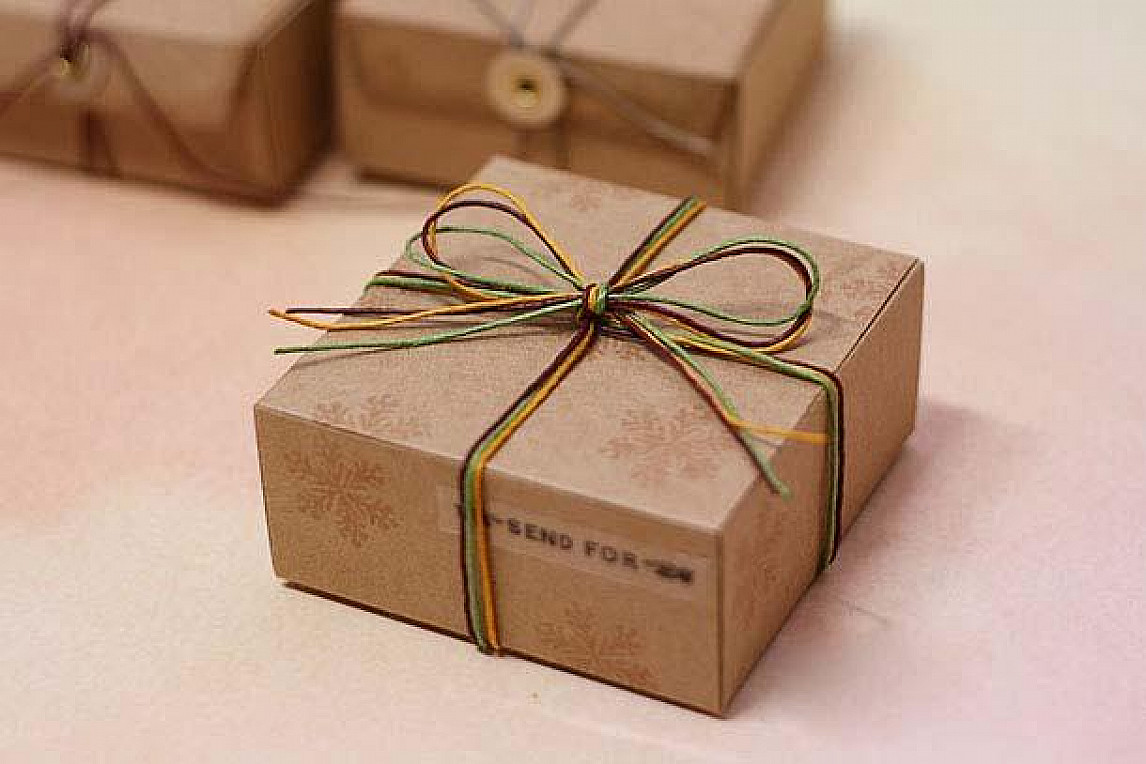В каких магазинах упаковывают подарки. Упаковка коробки. Необычные подарочные коробки. Эко упаковка для подарков. Картонные упаковки красивые.